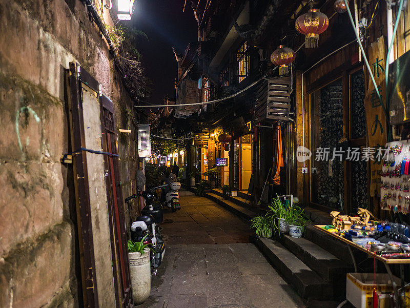 游人漫步在凤凰古城的宾馆巷子里。凤凰古城或凤凰县是中国湖南省的一个县