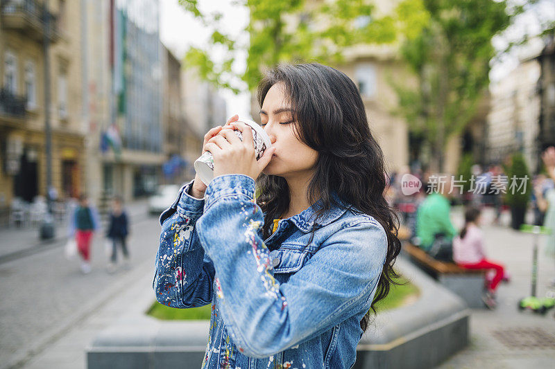 年轻貌美的亚洲女人在喝咖啡