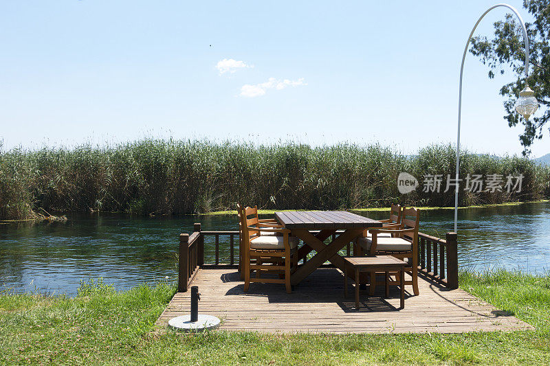 河边平台上的木桌和木椅