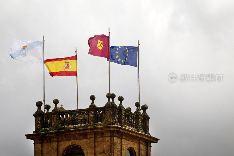方塞卡宫塔上的旗帜，圣地亚哥·德孔波斯特拉，加利西亚，西班牙。