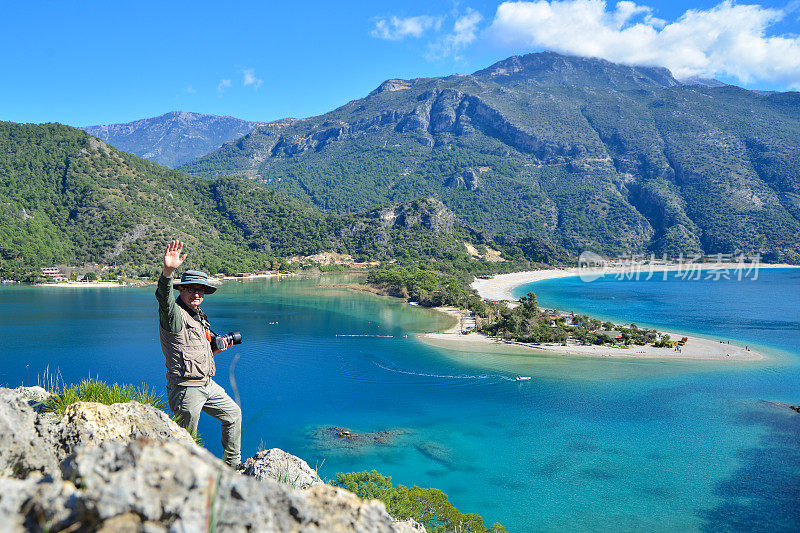 欣赏风景的摄影师。Ölüdeniz来自土耳其Fethiye。