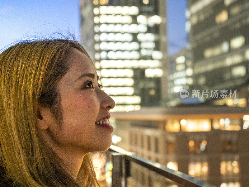 从阳台上看商业区的日本小姐。