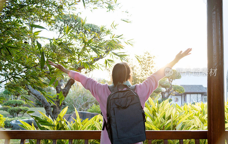 女人在公园里张开双臂