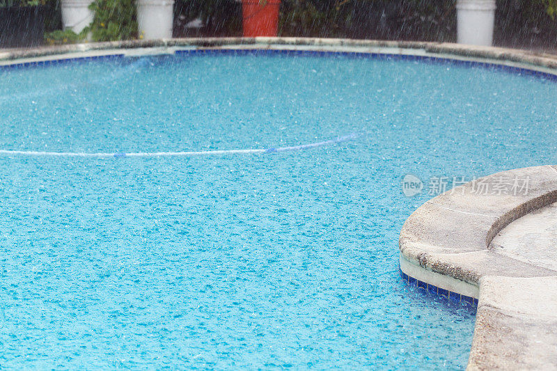 雨水掉进游泳池