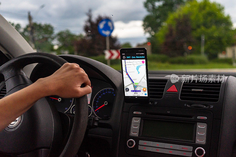 在汽车仪表盘上使用智能手机上的waze地图应用程序