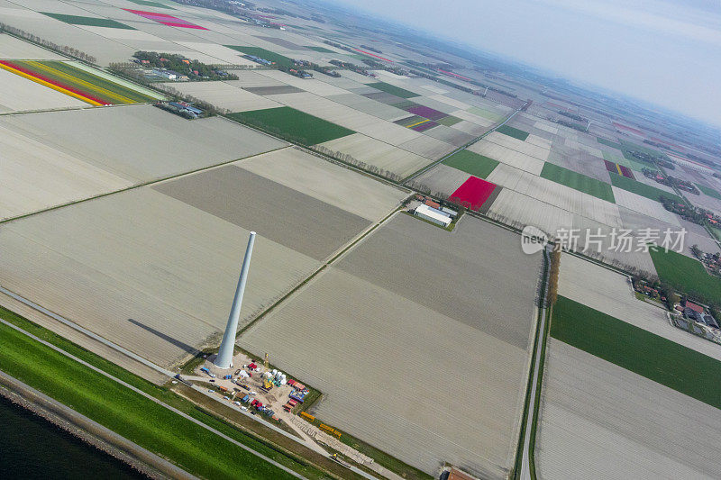 鸟瞰图在荷兰的IJsselmeer海岸上的风力涡轮机建筑工地