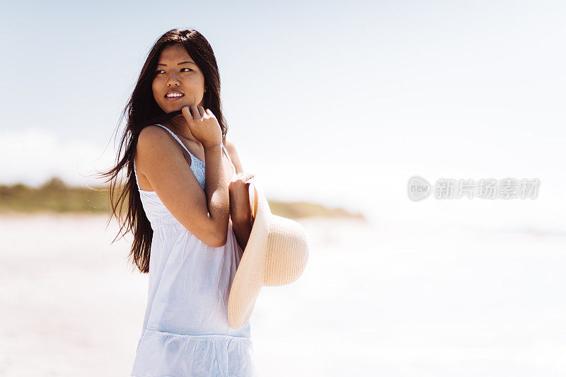 海滩上的亚洲女人肖像