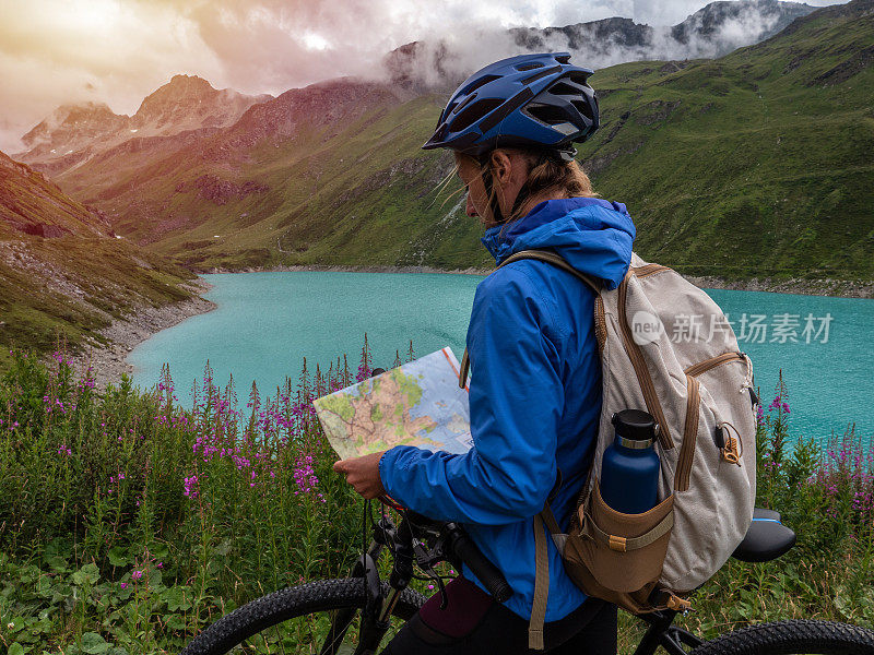 山地车停在美丽的蓝色湖畔高山小径看地图