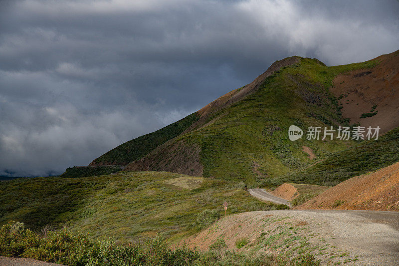 德纳里高速公路上乌云密布