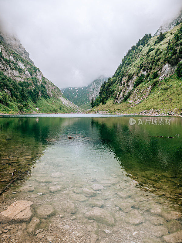 长期暴露在阿彭策尔高山湖泊