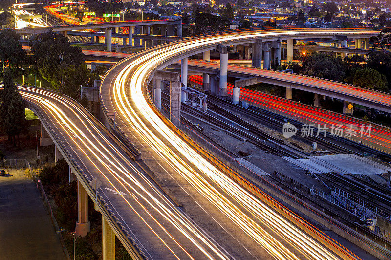 夜间高架公路。