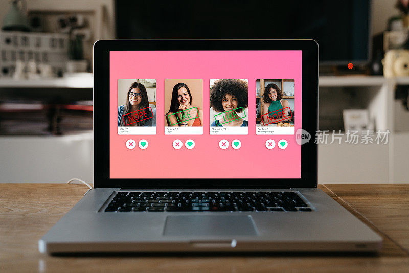 四个女人在电脑屏幕上的一个在线约会应用上