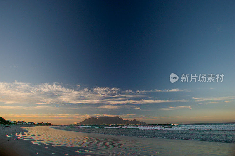 从Bloubergstrand拍摄的桌湾和桌山。