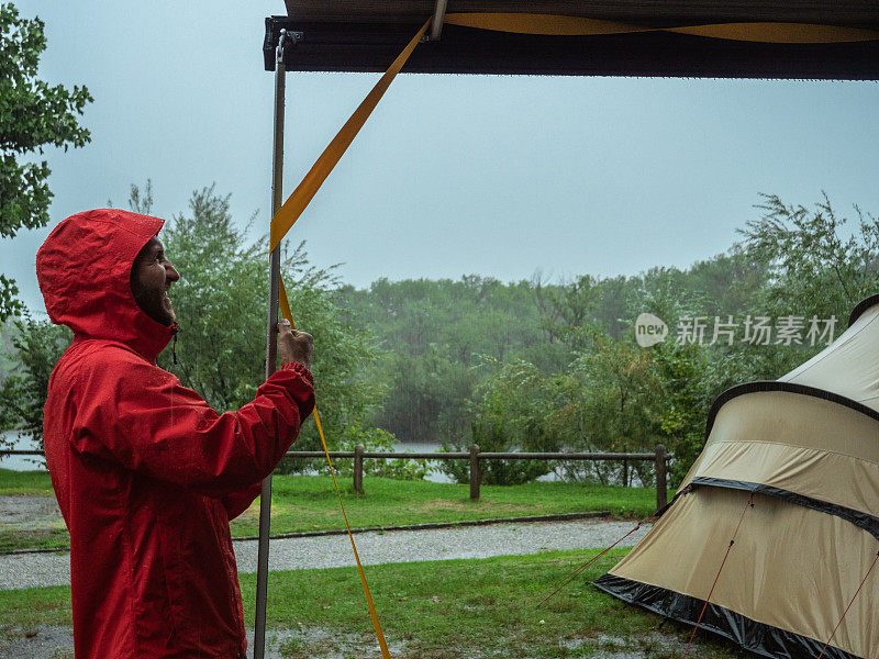 一名男子在露营时遭遇暴风雨