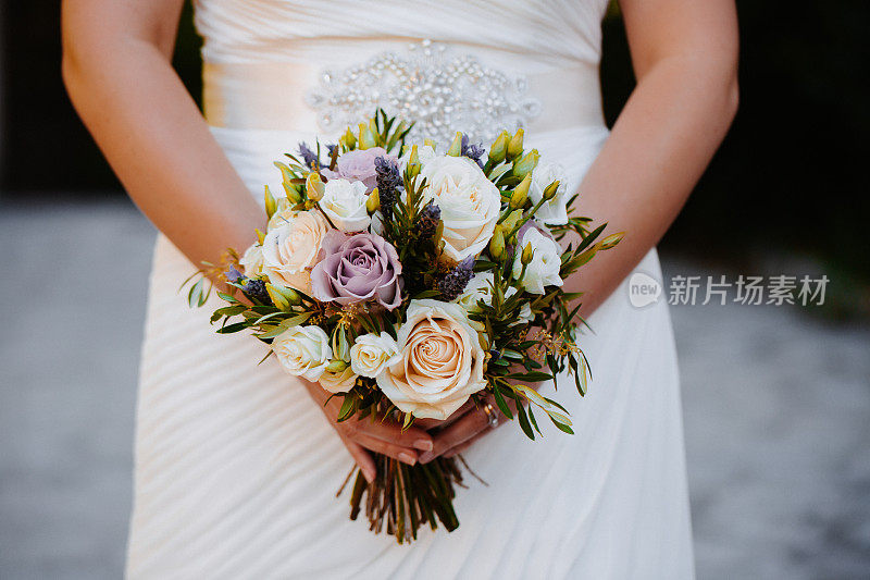 美丽的婚礼花束与明亮的丁香玫瑰