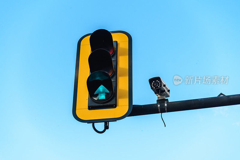 红绿灯和蓝天背景下的摄像头。交通控制的概念。