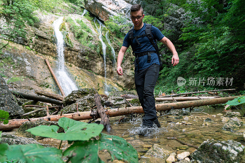 一个年轻的白种人在水里行走