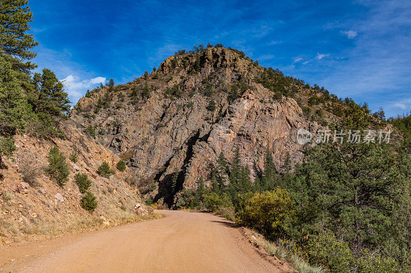 秋天，在落基山峡谷狭窄崎岖的土路上