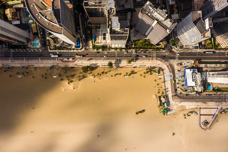福塔莱萨的俯视图显示住宅建筑和海滩
