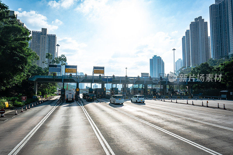 香港城市前面的柏油路