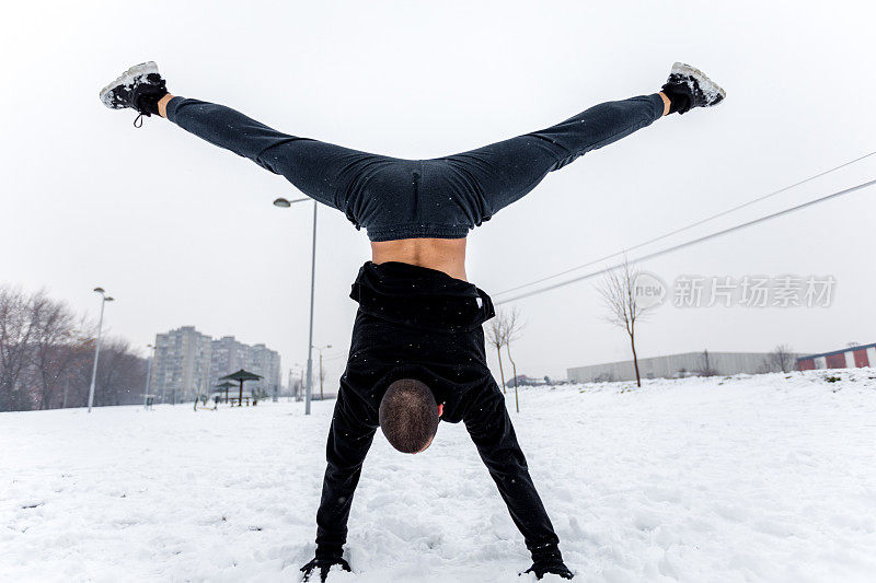 杂技在雪地上