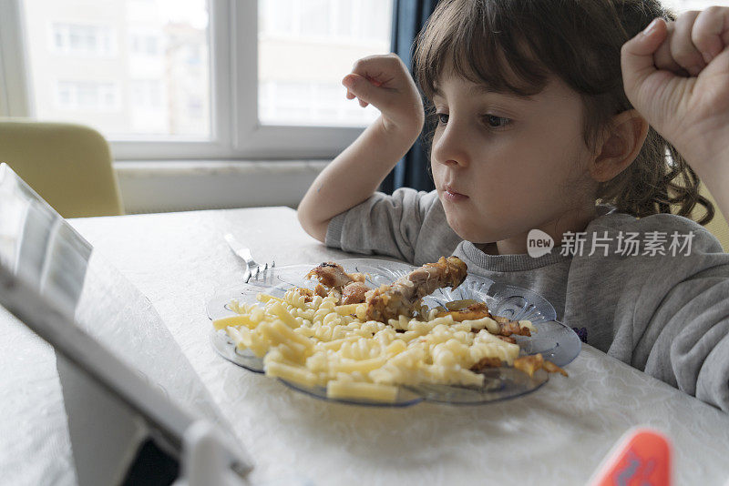 小女孩正在吃鸡肉