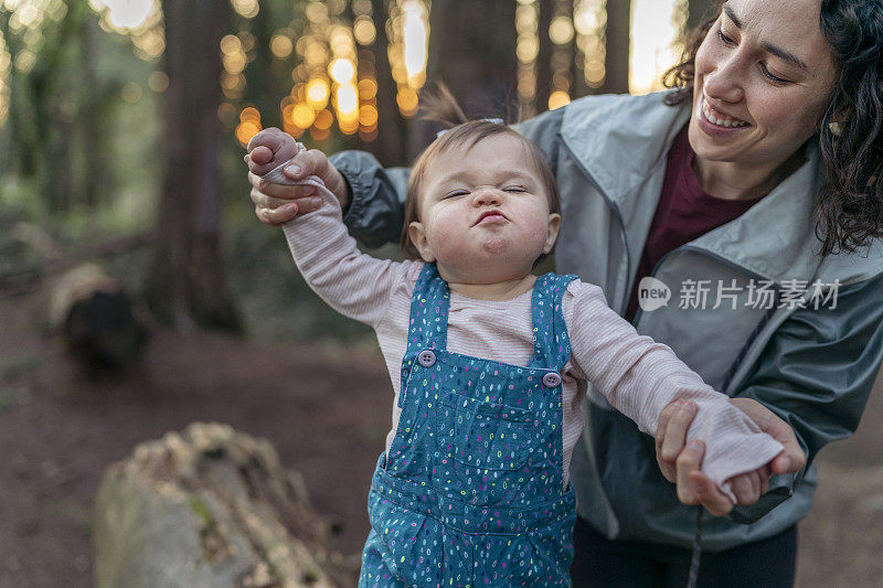 可爱的宝宝在户外和妈妈玩的时候做鬼脸