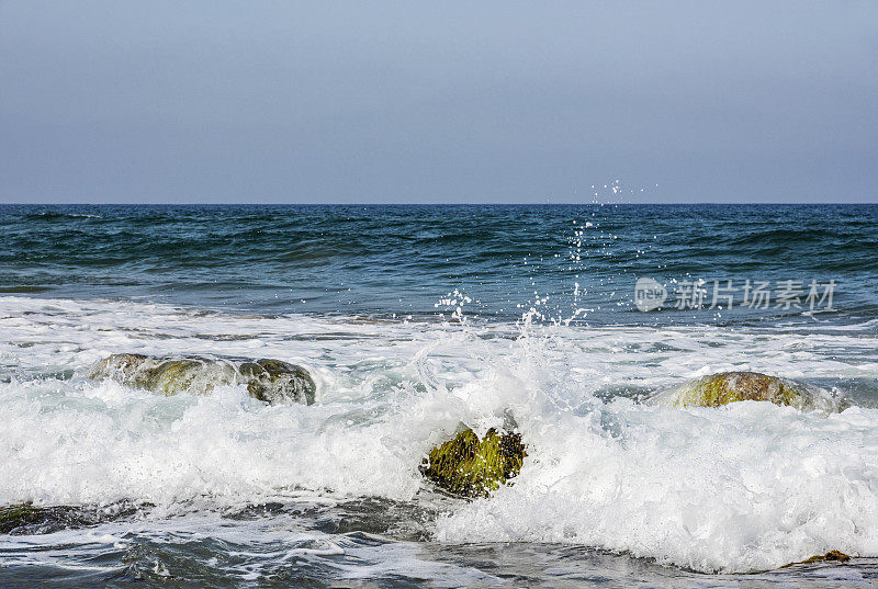 土耳其的海浪拍打着海岸