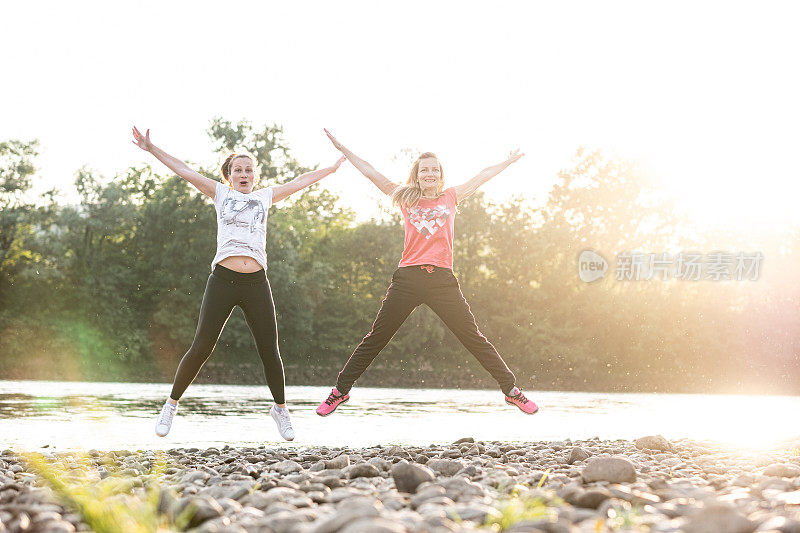 两个女人在户外蹦蹦跳跳