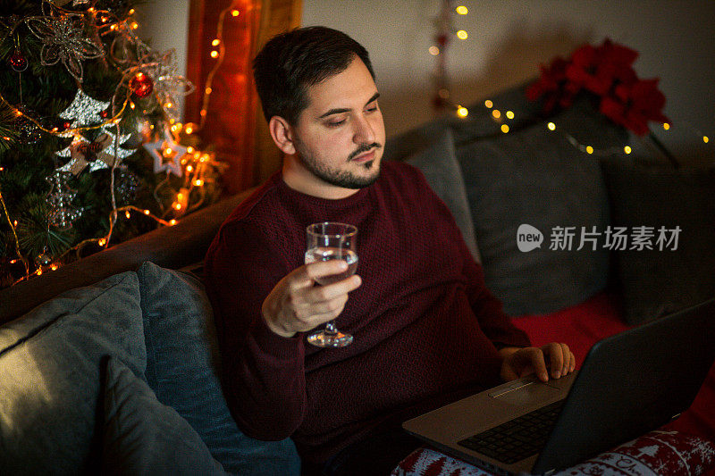 一个人和虚拟朋友在网上庆祝新年