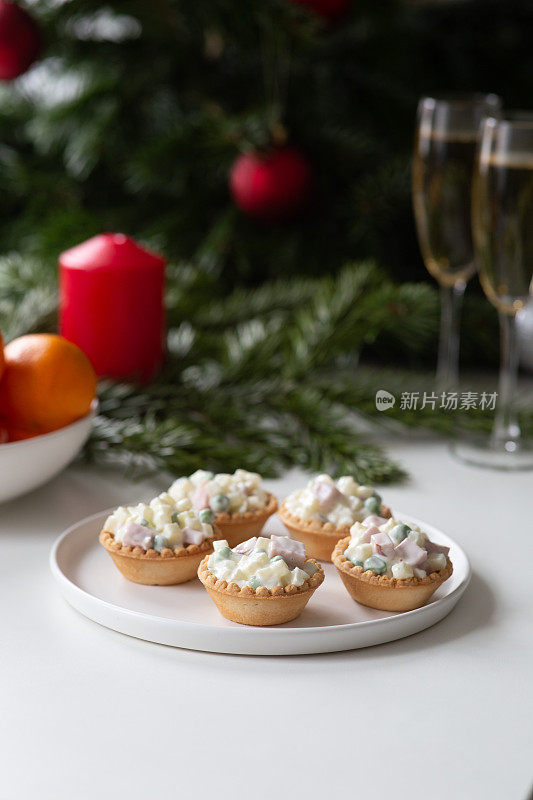 传统的俄罗斯沙拉和圣诞装饰奥利维尔馅饼