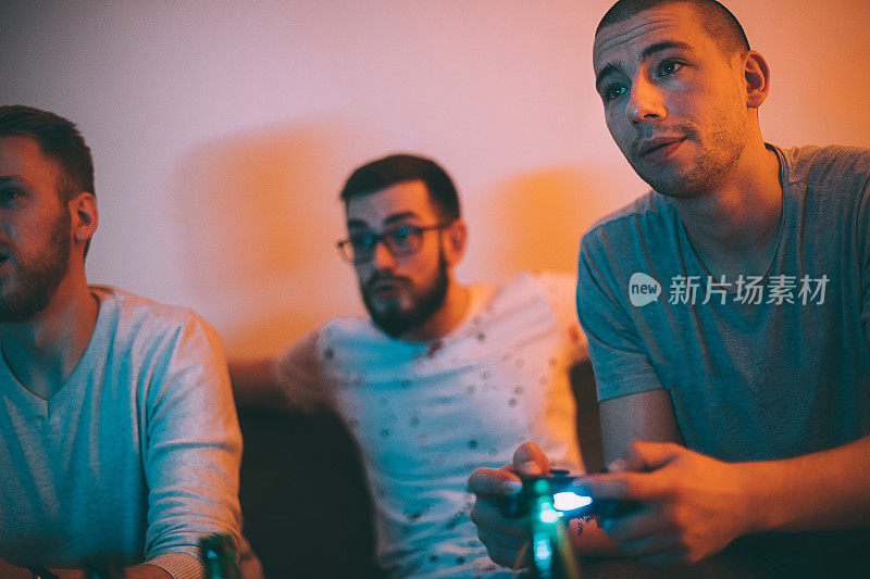 一群男人在玩电子游戏