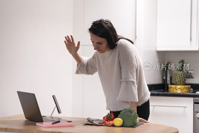 失望而悲伤的女人正在家里看她的笔记本电脑