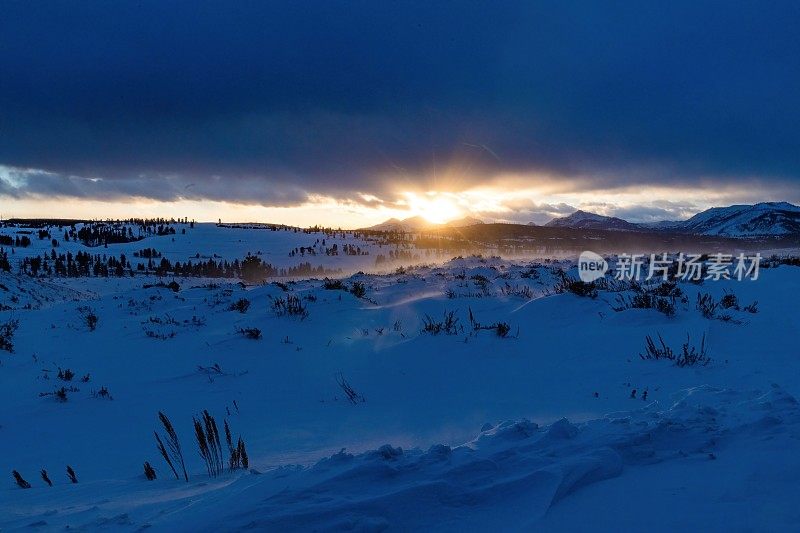 落基山脉日落后的暴风雪条件吹的风