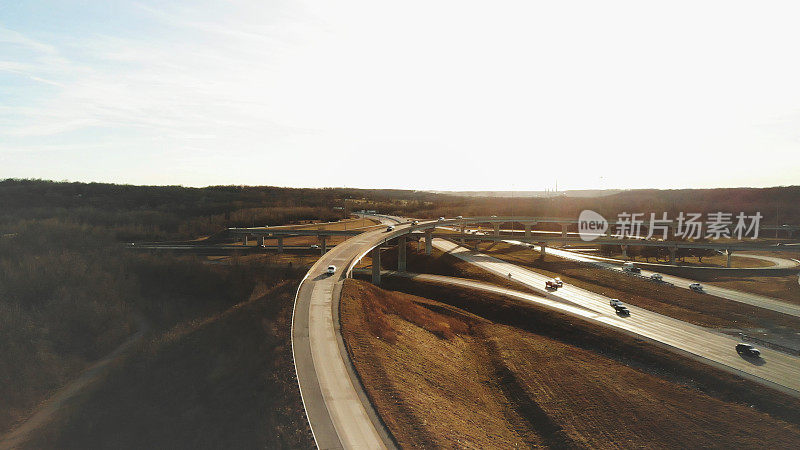 在美国中西部的高速公路上的多辆汽车和汽车出匝道空中立交桥交通视图公路运输照片系列