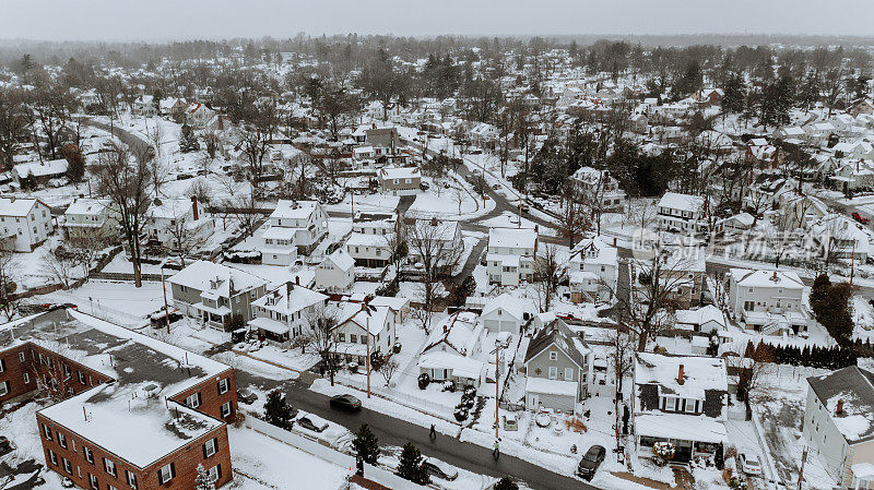 附近房屋被雪覆盖的鸟瞰图