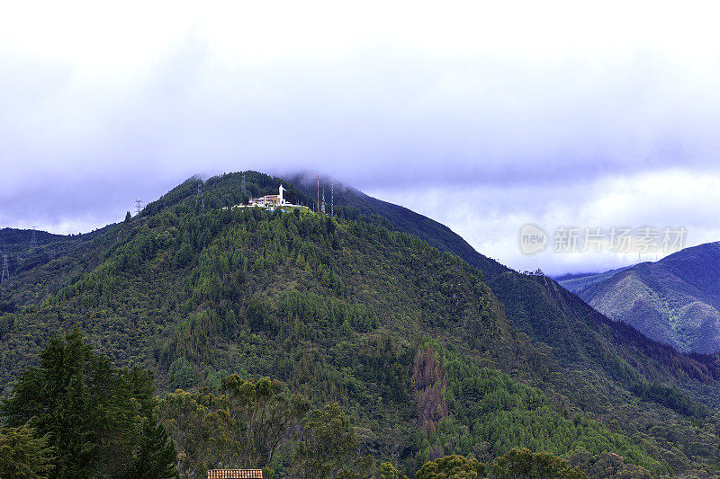 Bogotá，哥伦比亚-从Monserrate的安第斯峰看瓜达卢佩峰;山顶上的便利设施清晰可见。