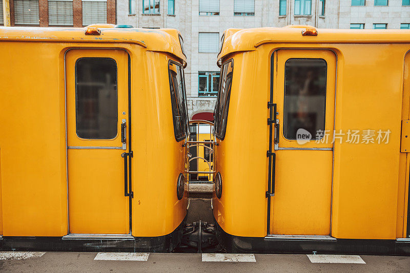 黄色地铁列车在站台候车