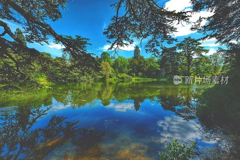 湖，河，池塘，水景观，风景从步道通过英国沃里克郡乡村