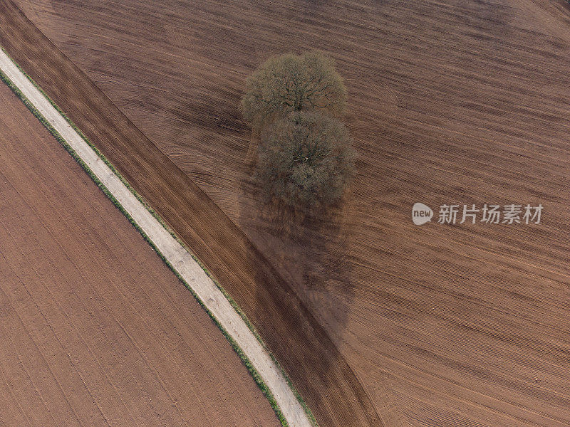 从鸟瞰图观察耕后农田的新鲜土壤