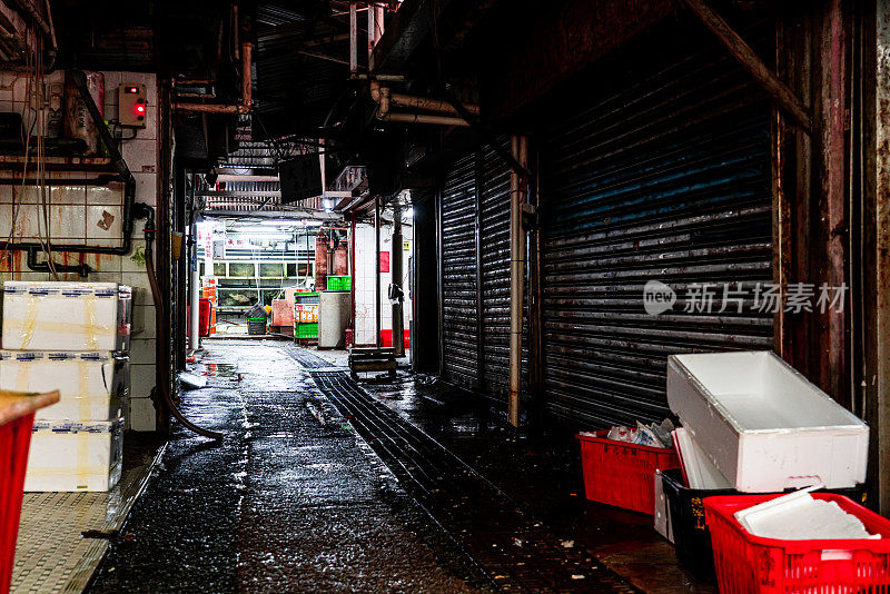 流浮山的传统香港风格金属店的百叶窗