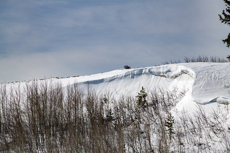 雪悬在山顶上