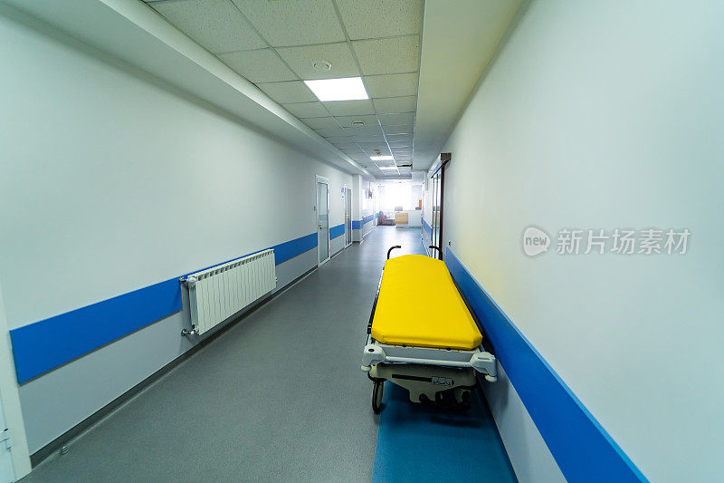 在新诊所或医院的空走廊上从上面看轮床或急救床。特写镜头。