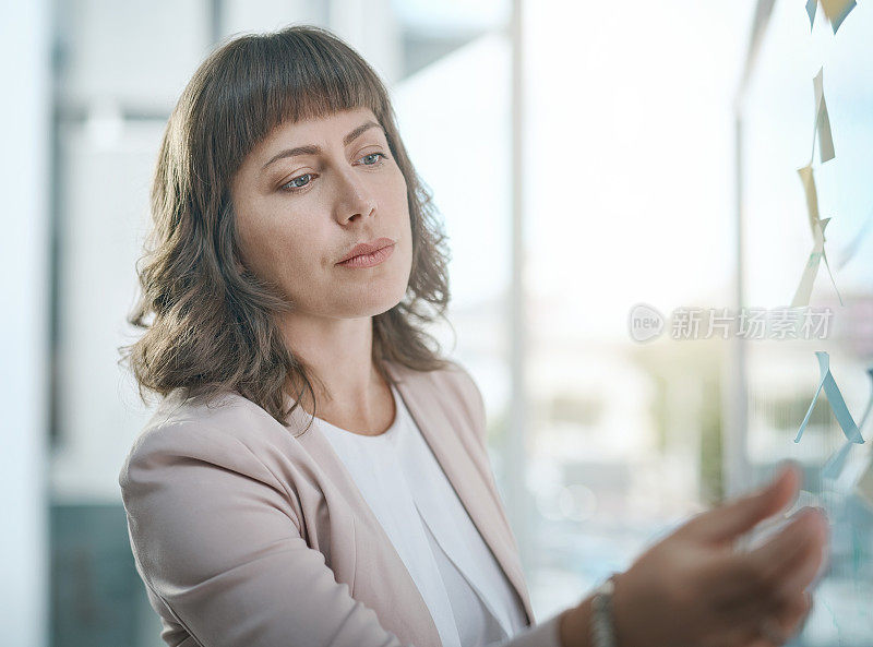 这是一个年轻的女商人在一个现代办公室里进行头脑风暴会议的照片