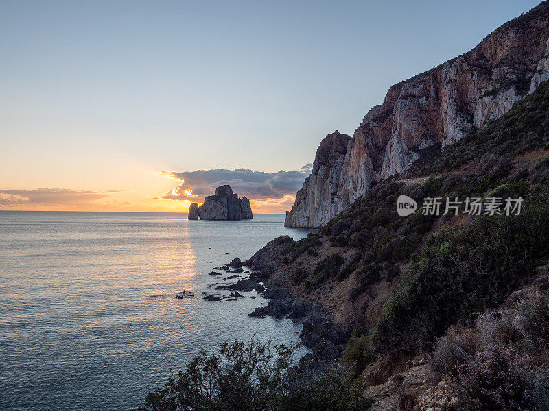 撒丁岛夕阳下的潘迪祖切罗