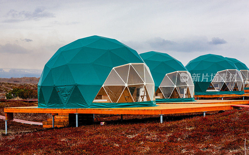 堪察加半岛上的绿色geo圆顶帐篷。舒适、野营、豪华、度假、度假的生活理念。