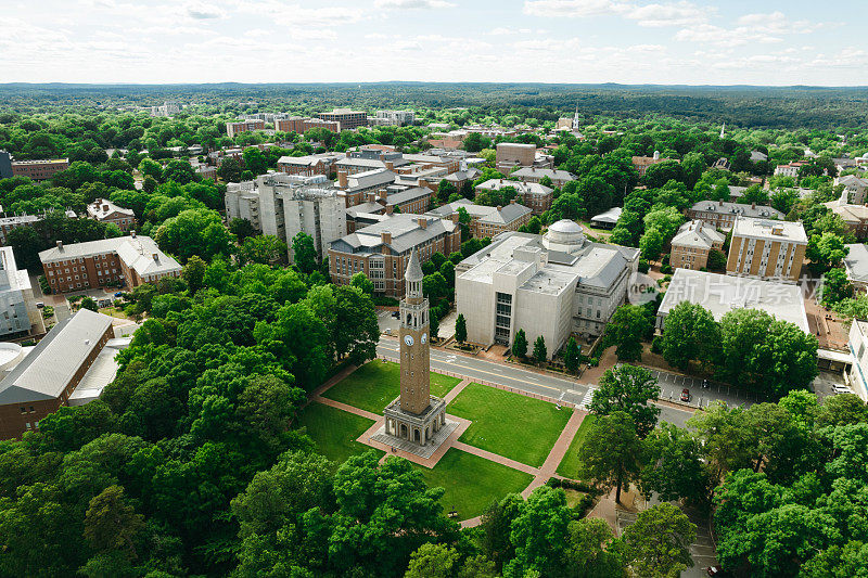 春天，教堂山的北卡罗莱纳大学上空