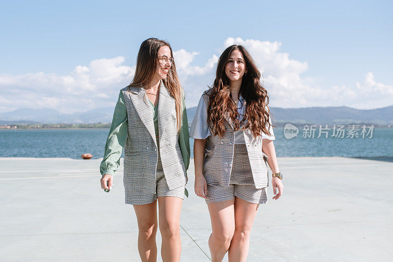两个年轻女人在外面散步