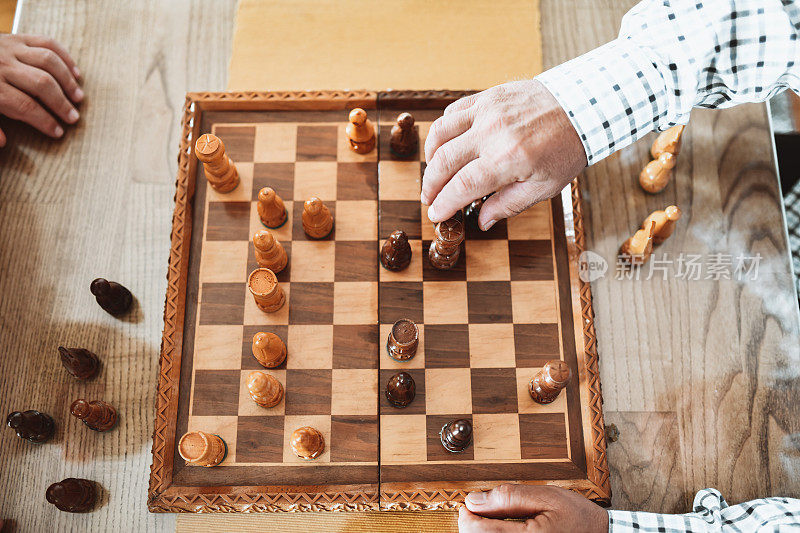 象棋比赛之间的高级男性和儿子进展