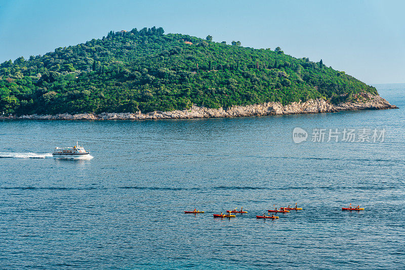 夏天在杜布罗夫尼克老城的海湾划独木舟